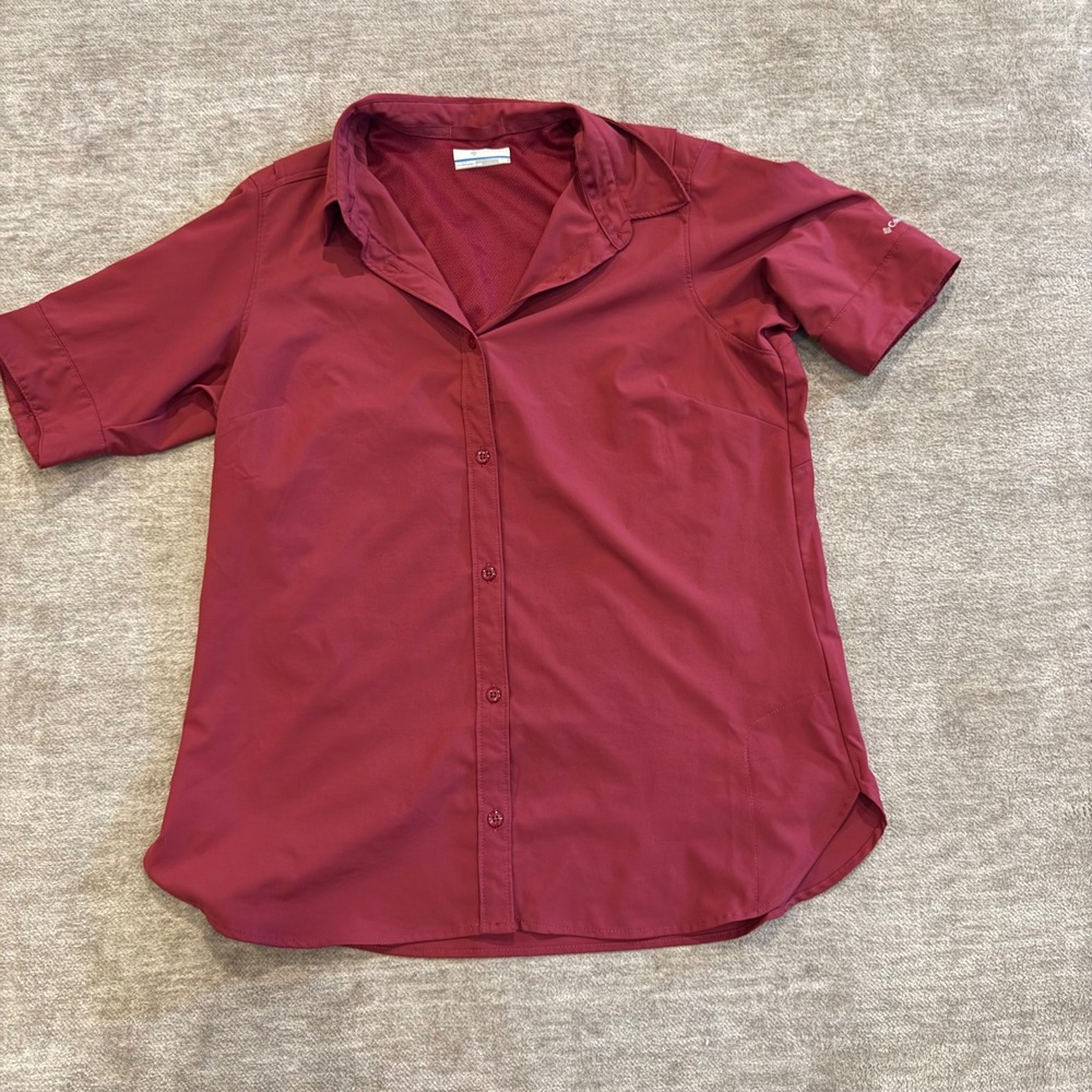 Columbia Sportswear Women's Red Short Sleeve Button Up Shirt Size M